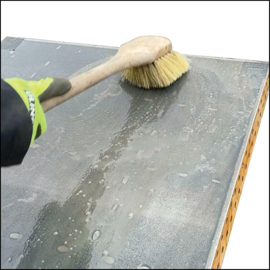 EFCO formwork maintenance | Apply form release and scrub image