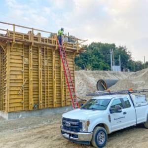 EFCO LITE® formwork for the straight walls and PLATE GIRDER® formwork, including Combination Bias Corner (CBC) panels at the wall corners.