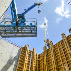 EFCO LITE® formwork for the straight walls and PLATE GIRDER® formwork, including Combination Bias Corner (CBC) panels at the wall corners.