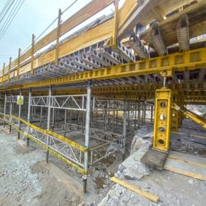 Lightweight E-Z DECK® system and SUPER STUD® towers to support and stabilize the beam formwork